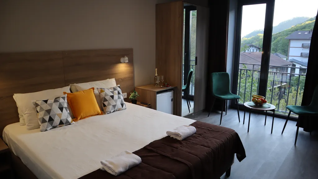 Квартира Стандартный трехместный номер с видом на горы — аренда посуточно в Красная Поляна