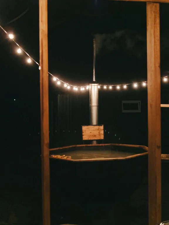 Стильный Красный дом у реки