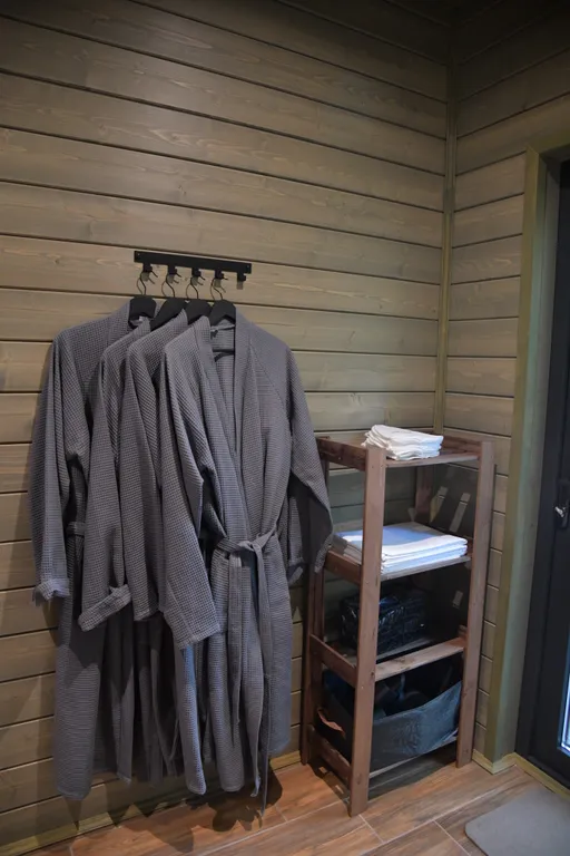 Дом с панорамными окнами в чаще леса у берега реки