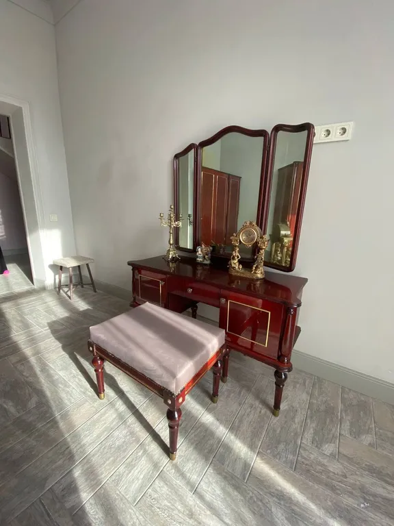 Большой и красивый дом на берегу моря