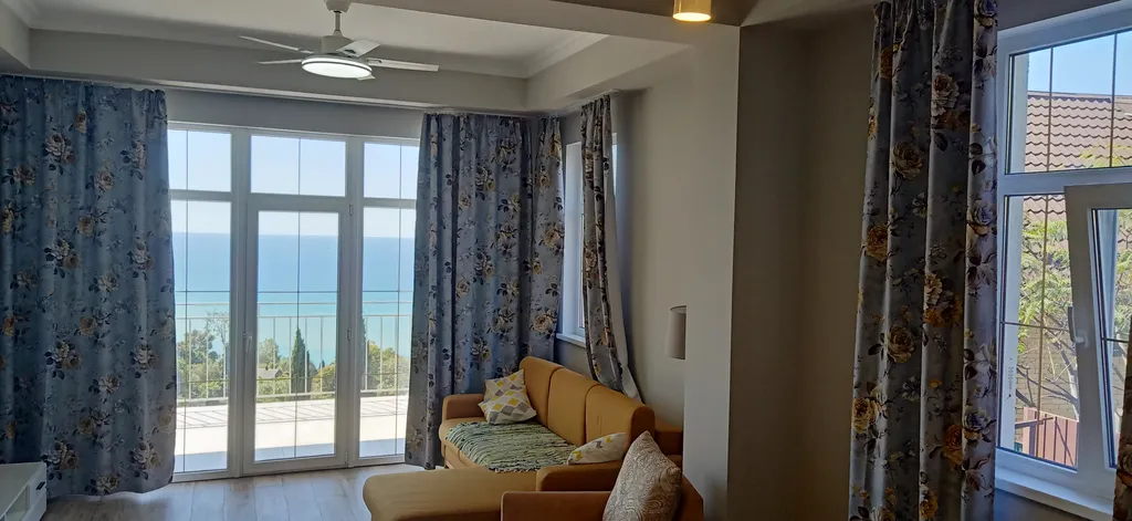 Коттедж с видом на море среди садов