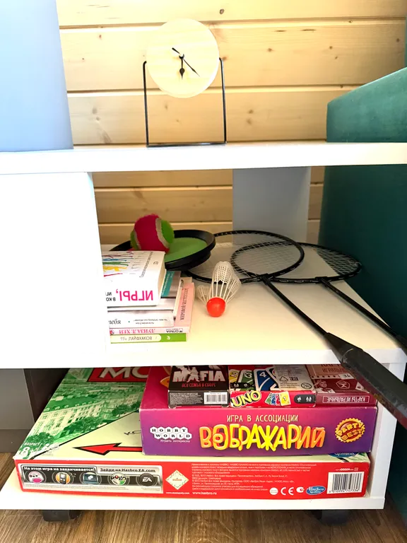 Уютный домик на берегу реки с горячим чаном