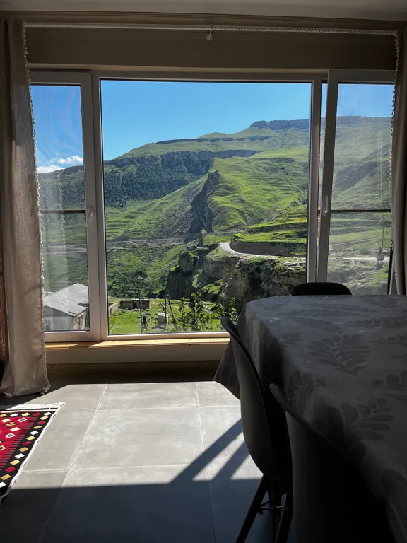 Домик с видом на горы