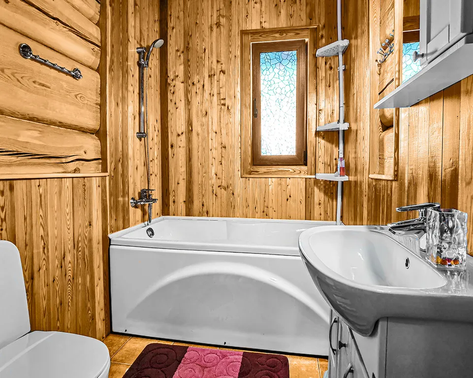 Коттедж в лесу с видом на озеро