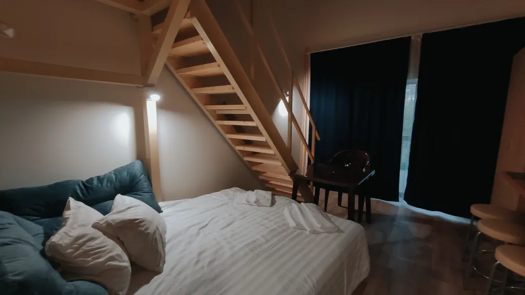 Четырёхместный стандарт с  широкими кроватями на двух уровнях