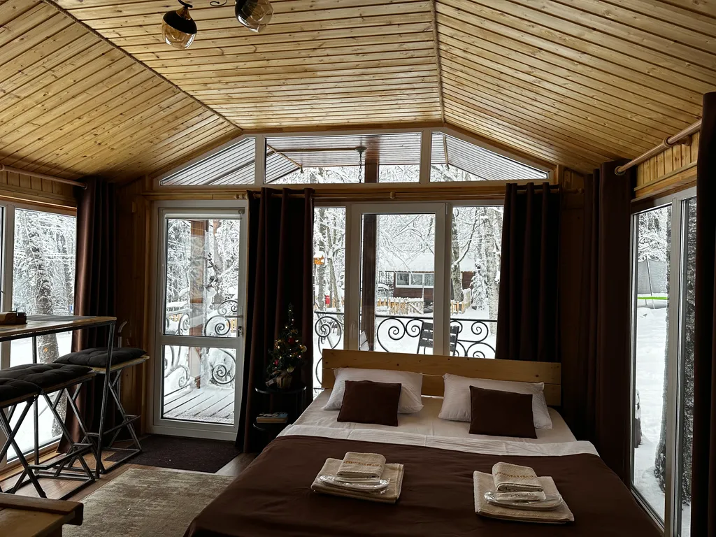 Уютный домик в чаще леса