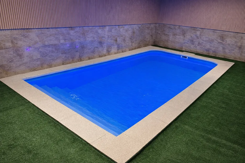 Дом с сауной и тёплым бассейном у пруда