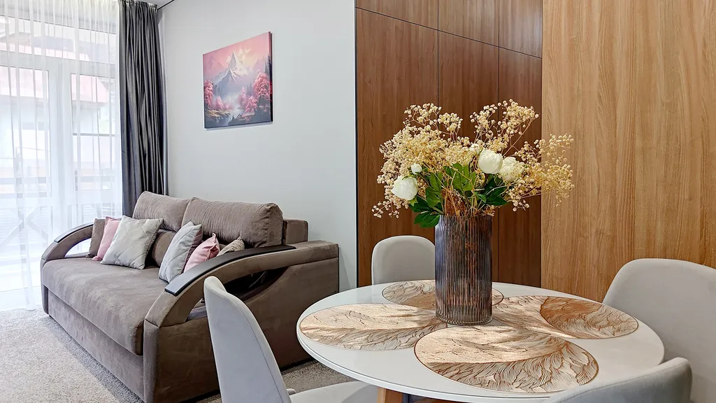 Вид на горы с балкона - апартамент со спальней в центре курорта