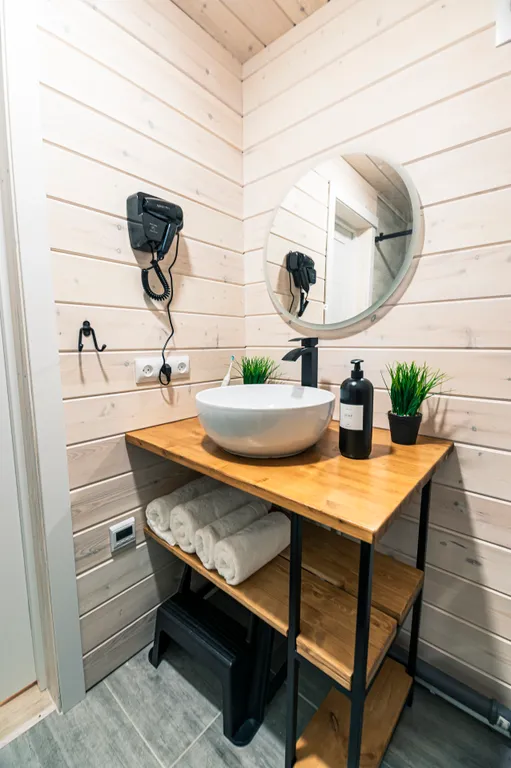 Уютный дом-шалаш в сосновом лесу