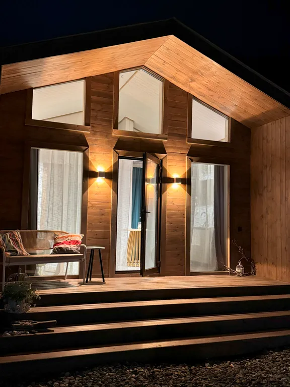 Дом в Абхазии у Черного моря (Му с цветами)