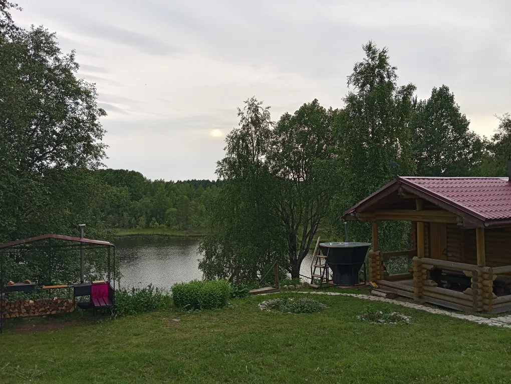 Деревянный дом, на берегу меличуярви, на краю леса в карельском селе