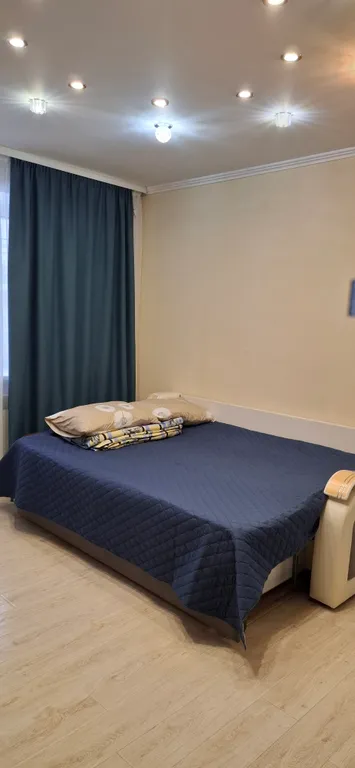 Уютная двухкомнатная квартира в спокойном районе, с кроватью и диваном