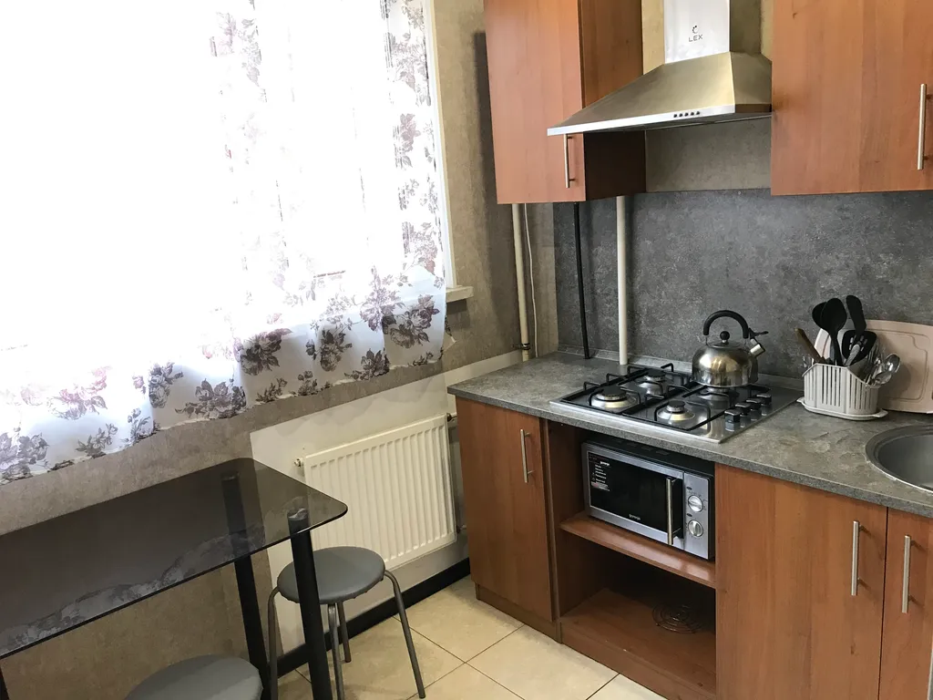 1-комнатная квартира 2 кровати рядом метро