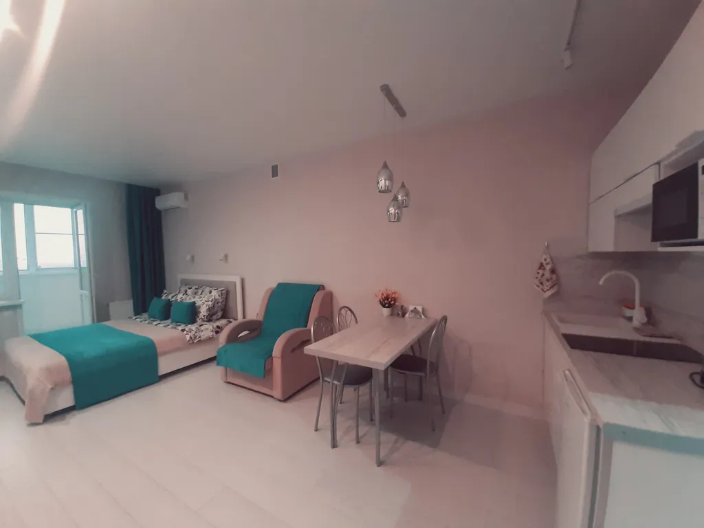 Уютная студия с видом на колесо обозрения