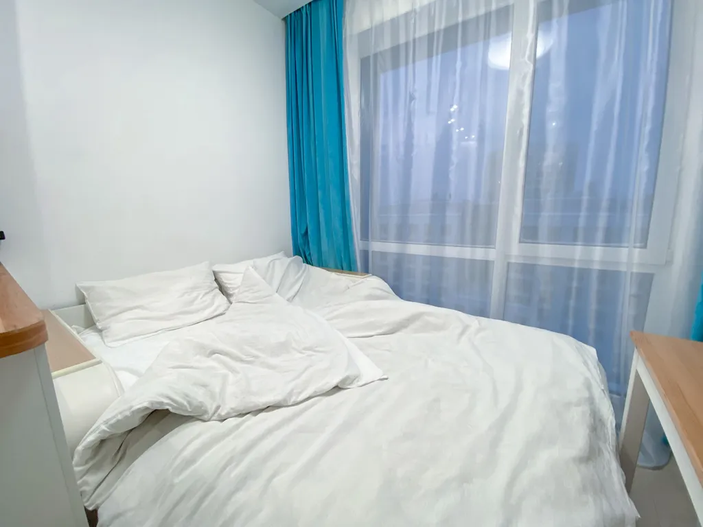 Светлая квартира с панорамными окнами и большой ванной для двоих