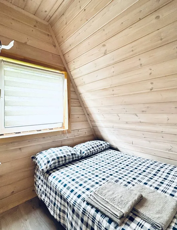 Стильный А-фрейм на берегу озера