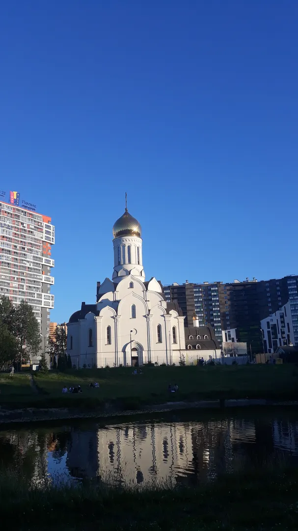 Площадь с фонтаном и скамеечками. Магазины и кафе у дома.