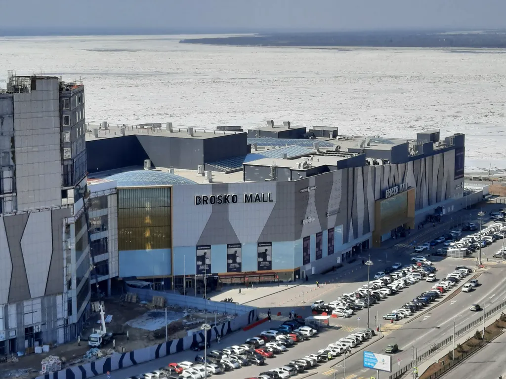 Студия у реки с панорамным видом на город с высоты птичьего полета