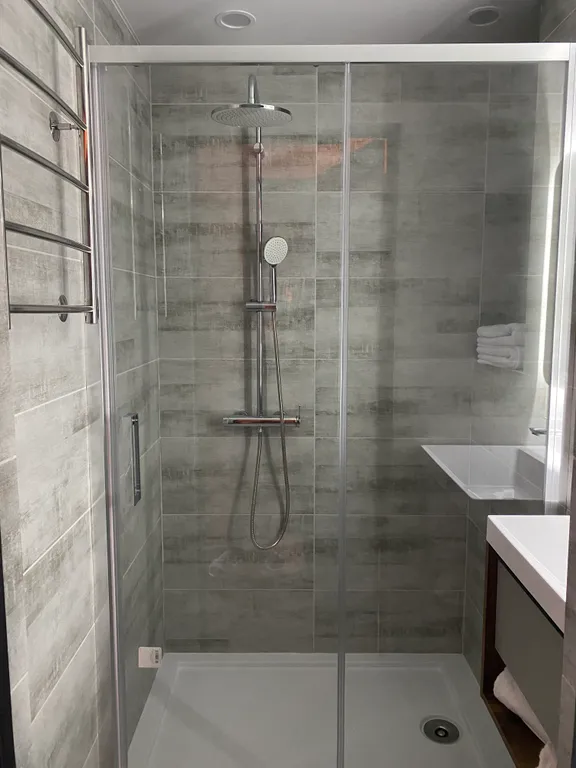 Современный барнхаус у леса рядом с городом