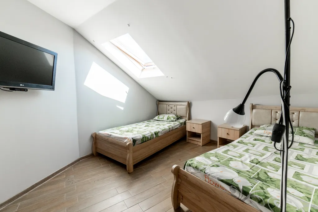 Четырехместный номер с отдельными кроватями на мансарде