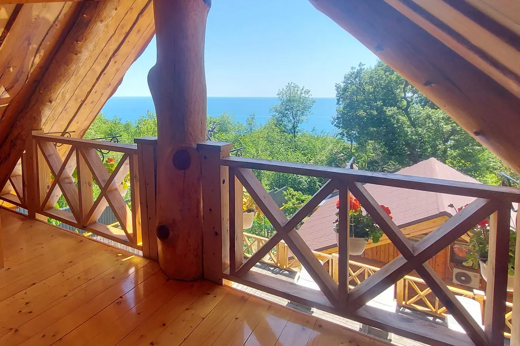 Дом - сруб с видом на море
