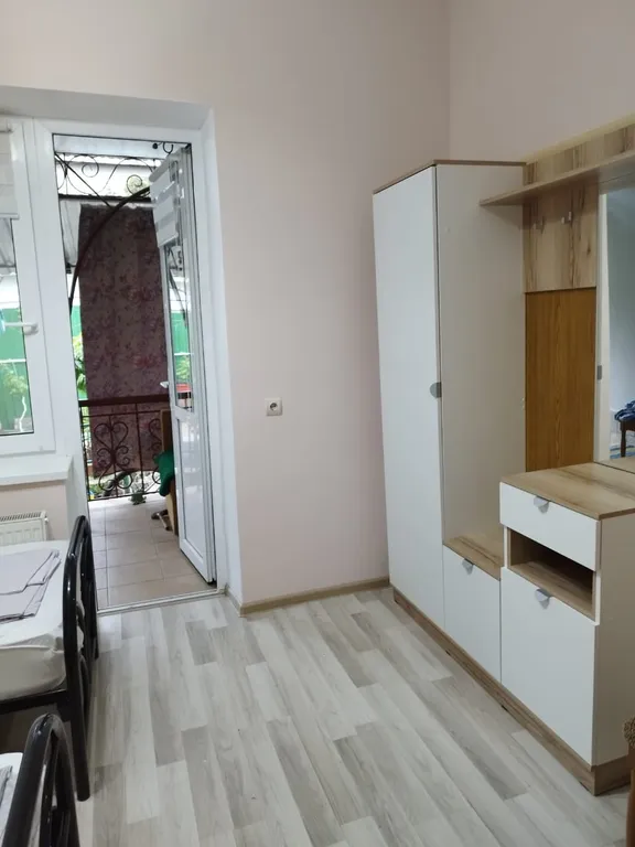 Часть дома с зелёной зоной отдыха во дворе и летней кухней