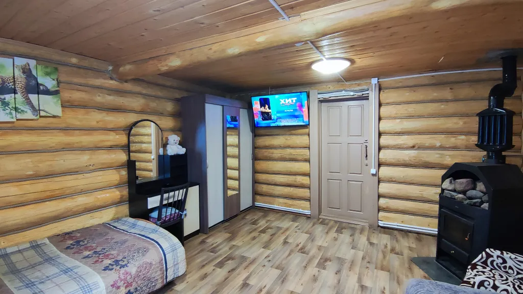 Коттедж Дом с баней, банным чаном, детской площадкой и батутом у озера в сбору — Ланино