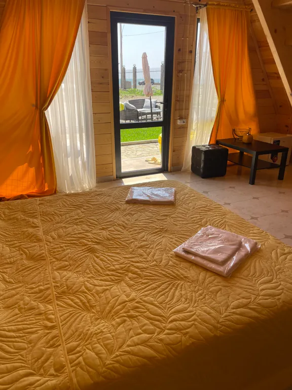 Атмосферные дома a-frame на берегу моря