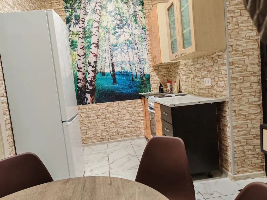 Светлая квартира с большими окнами и высокими потолками