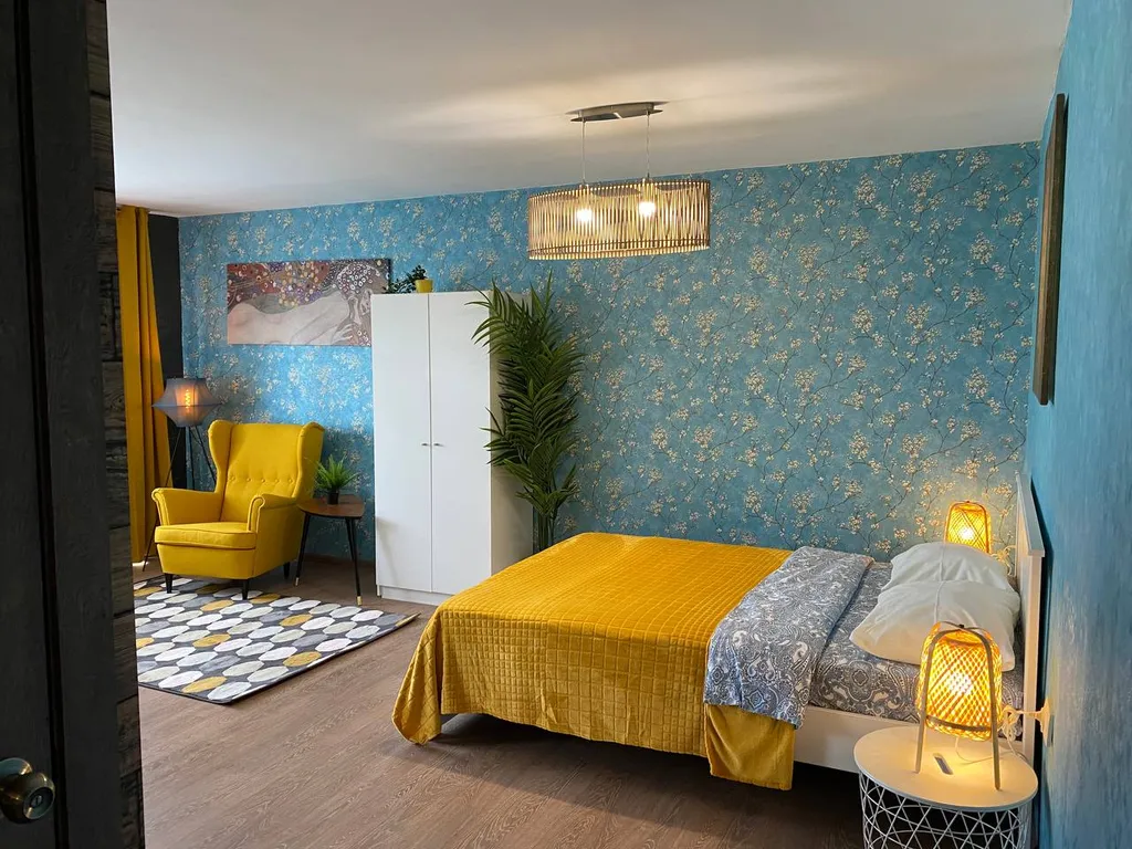 Яркая стильная квартира с видом на Сады