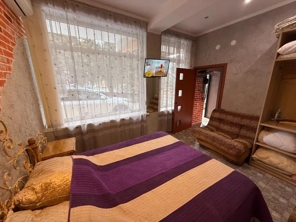 Семейные апартаменты на 4-х в самом центре Ялты у моря, парковка бонус