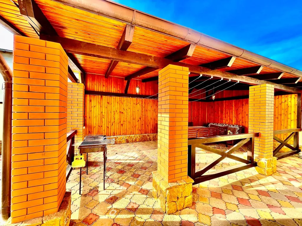 Огромный дом для большой семьи Лоза винограда