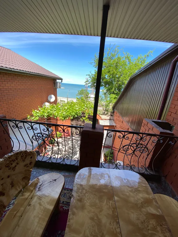 Деревянный дом с красивым видом на море