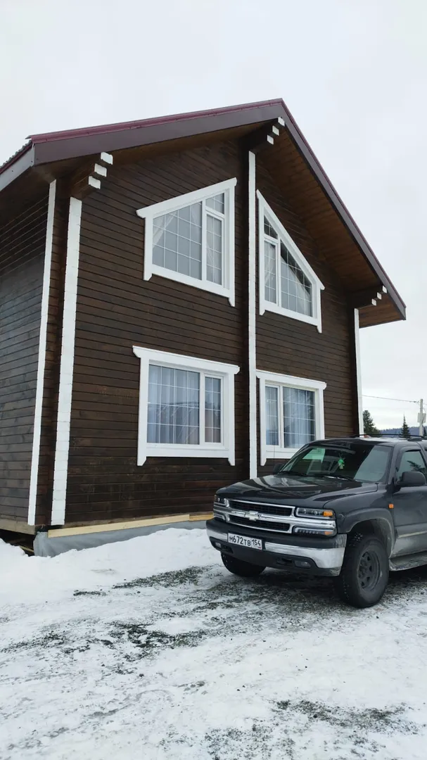 Парковка на территории огорожена забором