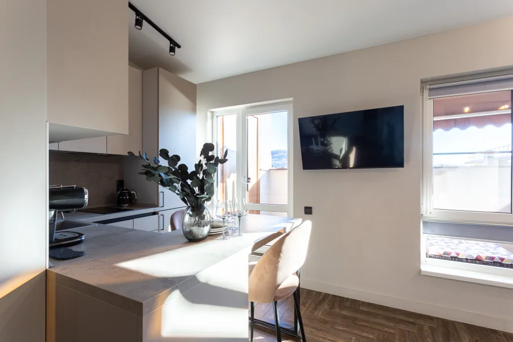 Стильная студия Кватро 152 с террасой и кофемашиной