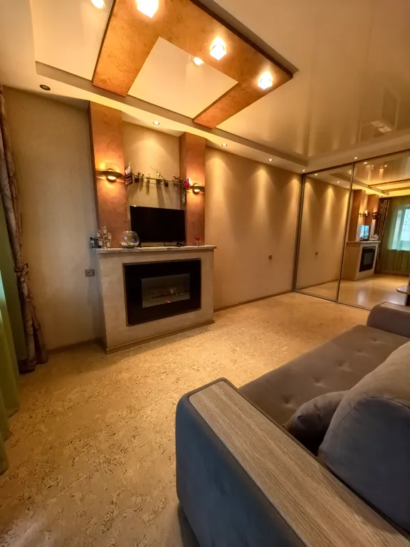 Счастливая матрешка с камином у вокзала Исакогорка