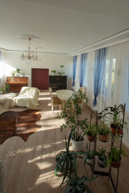 Большой трехэтажный дом