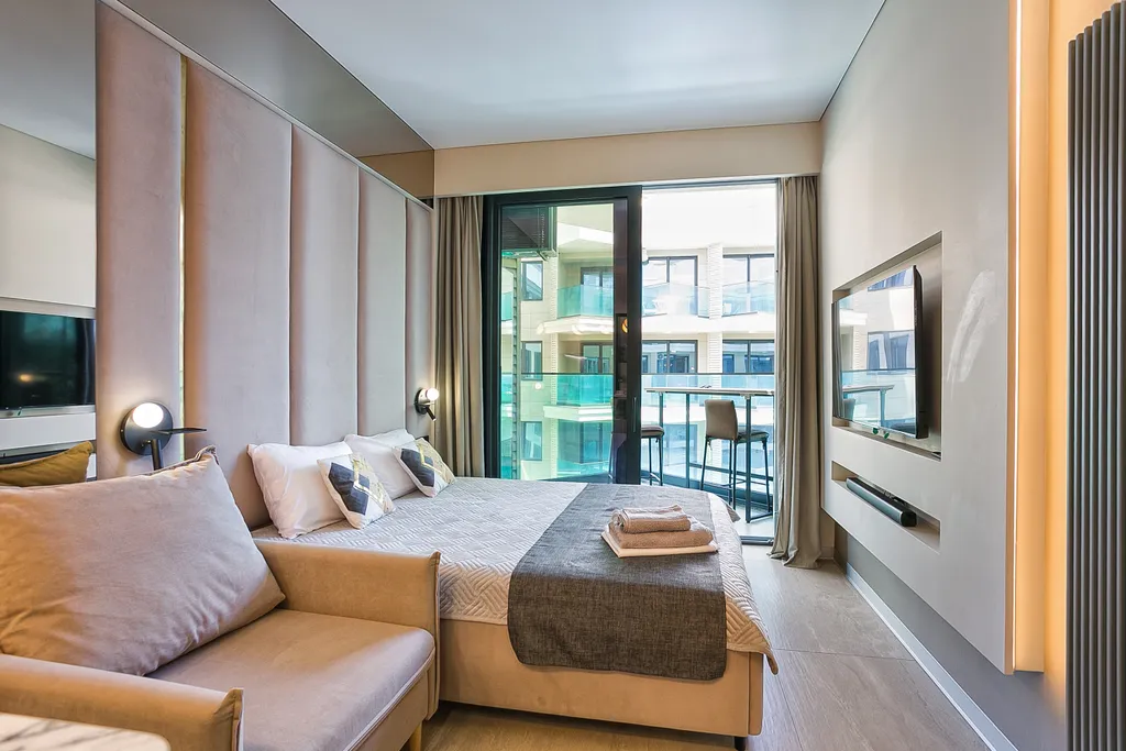 Дизайнерская студия с террасой с видом на море и свой пляж