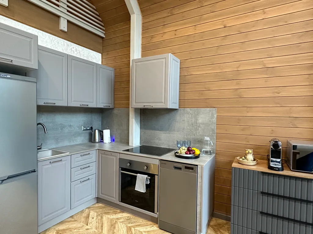 Коттедж Дом у озера с новогодней ёлкой и декором — Аннино