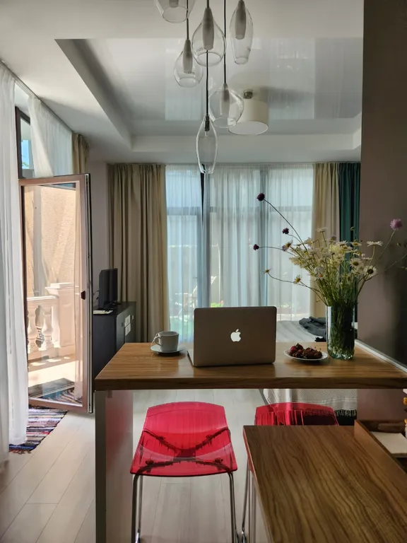 Апартаменты с террасой в тени вековых кедров с видом на море