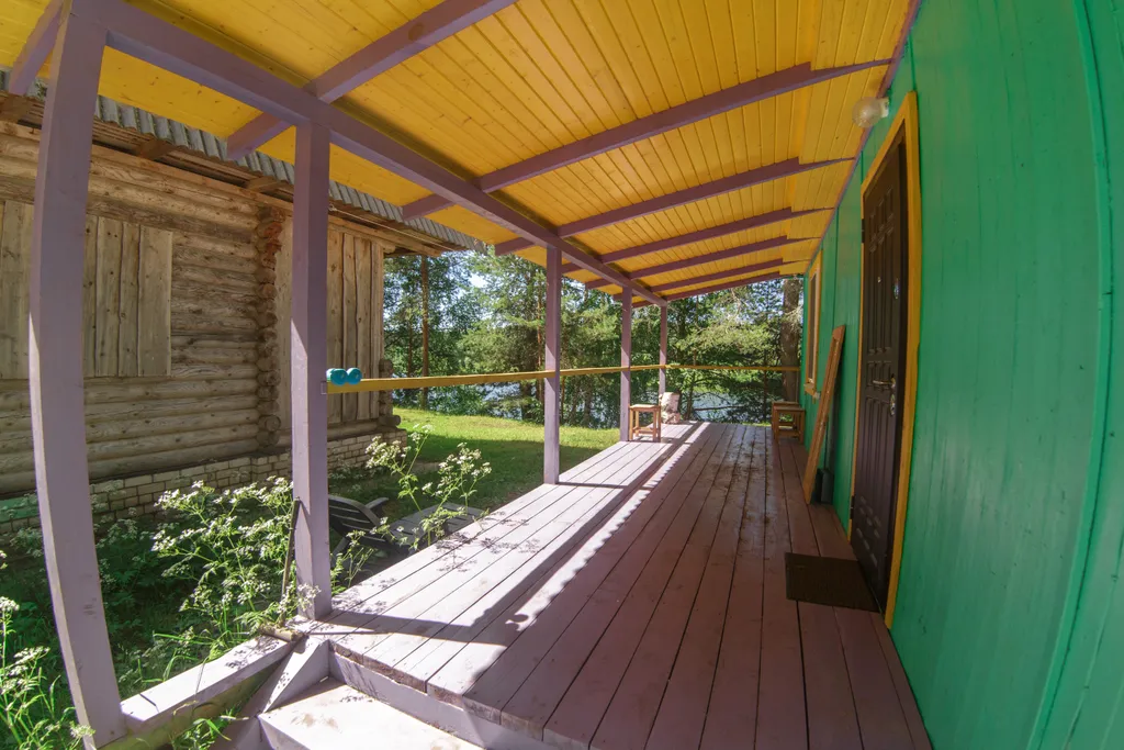 Уютный деревянный дом на берегу реки