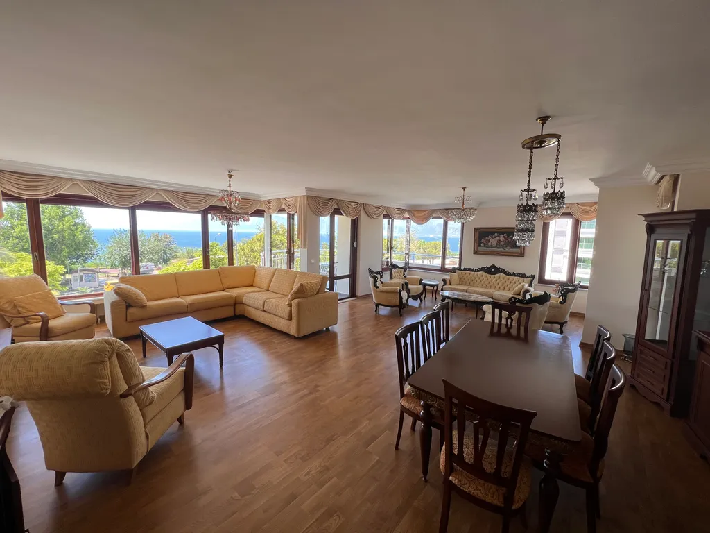 Spacious luxury waterfront flat