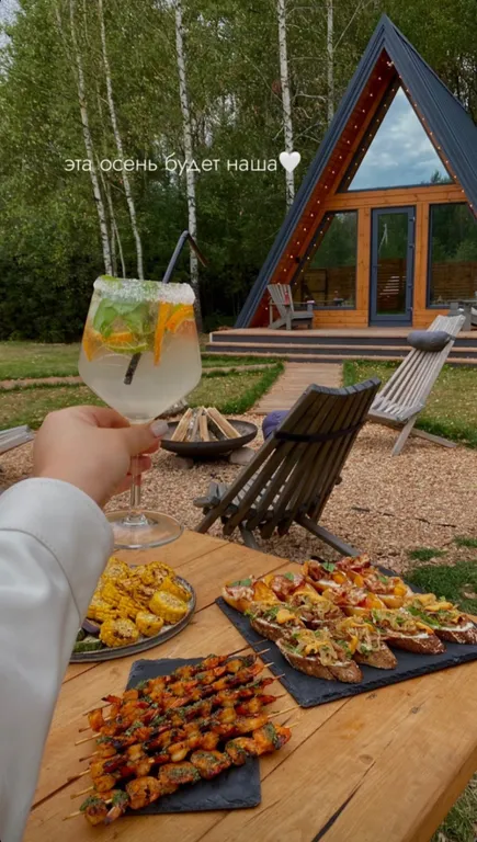 Треугольный домик у леса