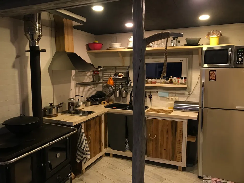 Уютный дом на берегу реки Кола