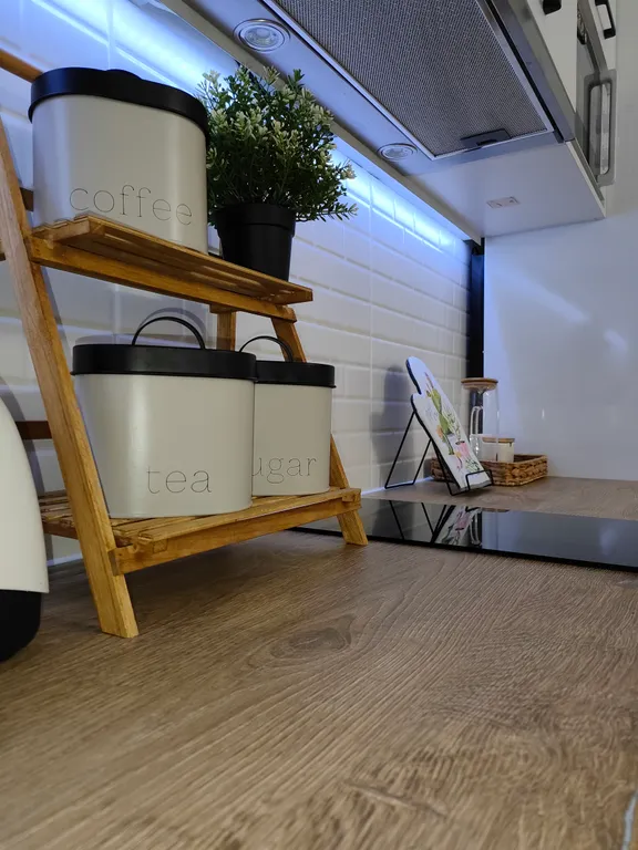 Просторная квартира с отдельной спальней недалеко от МНТК