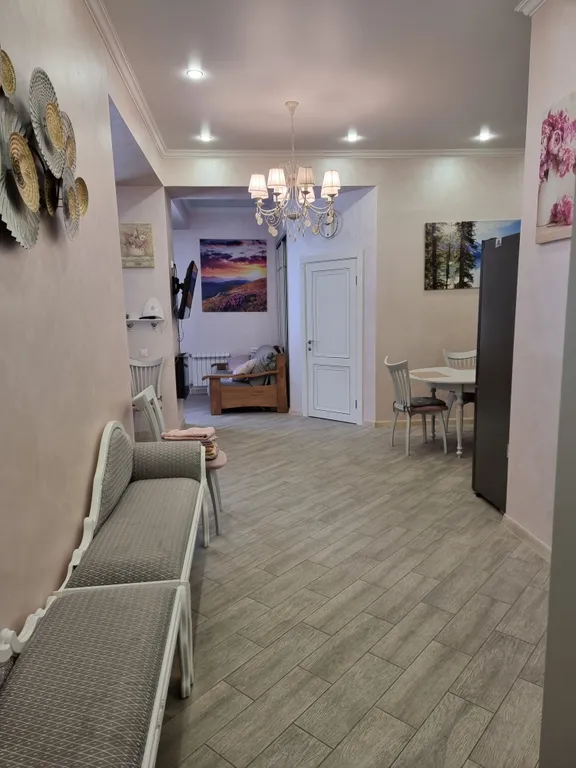 Уютный апартамент в центре с балконом и видом на горы лес