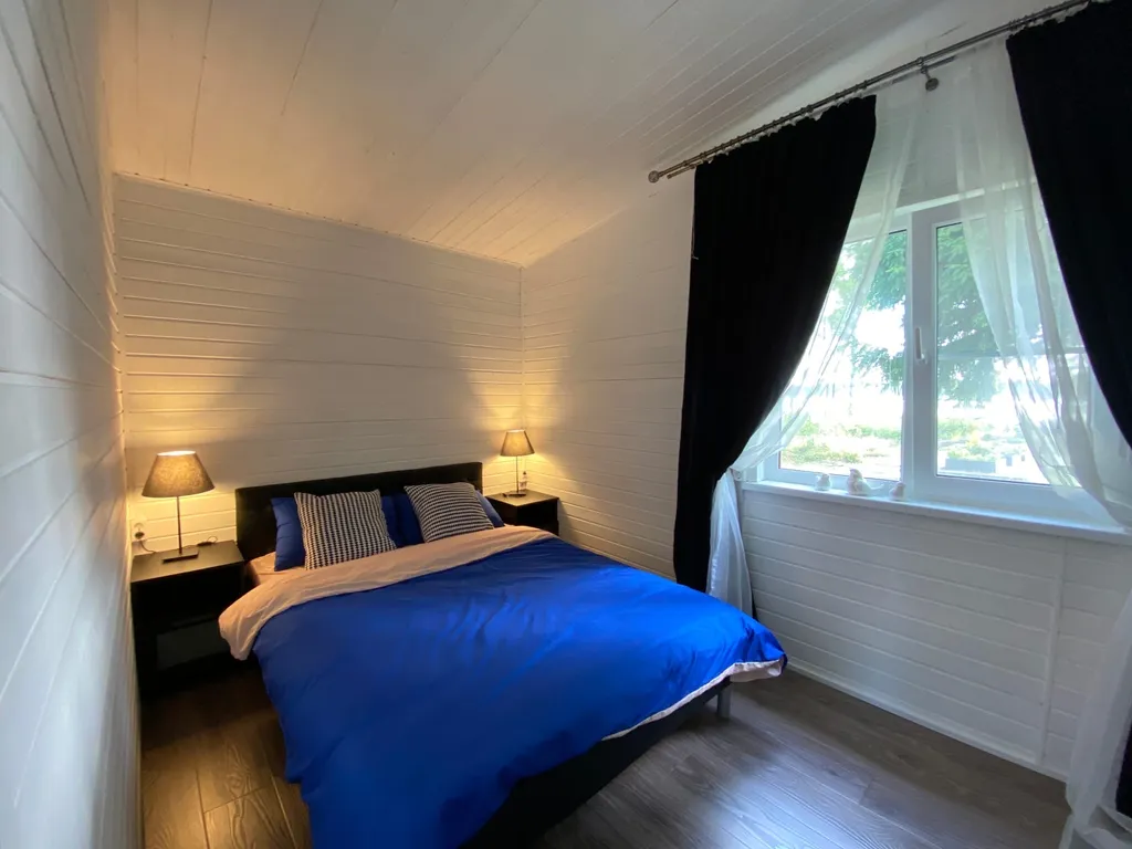 Милый домик у озера с баней