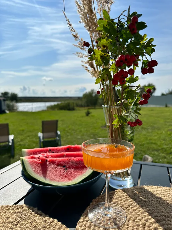 А-фрейм Ель на берегу реки