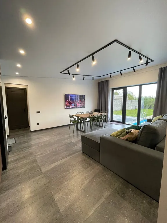 Загородный дом с бассейном