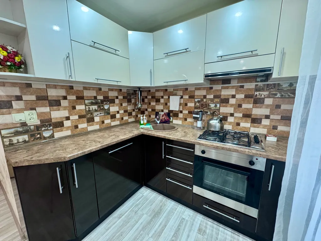 Двухкомнатная студия с красным диваном в центре города